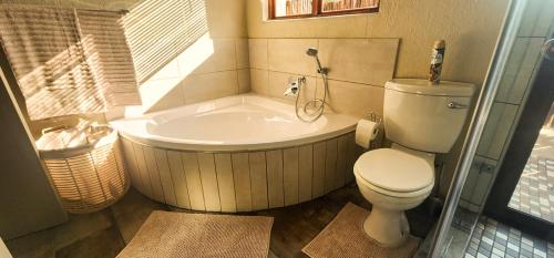 侯斯普瑞特Bushveld Jewel - Close to Kruger的带浴缸、卫生间和浴缸的浴室。