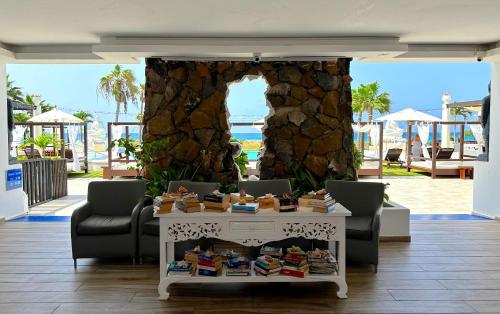 圣玛丽亚Hotel LIVVO Budha Beach的海滩前的餐桌上放着食物
