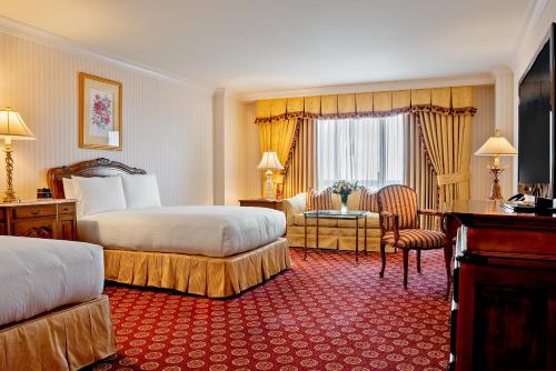 盐湖城美国大酒店的酒店客房配有两张床和一张书桌