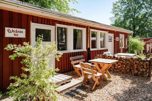 于克里茨Wockninsee的红色小屋,配有桌子和野餐桌