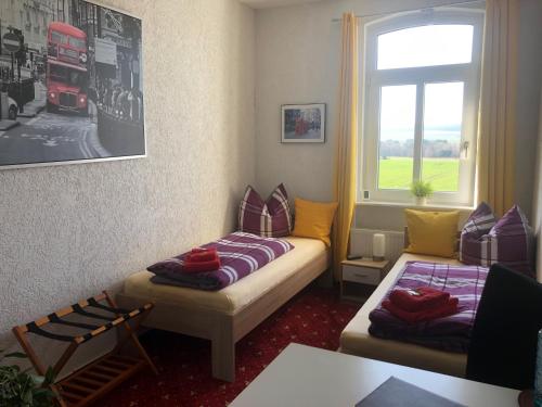 HeereLandhaus Nauenburg的一间配有沙发、一张床和窗户的客房