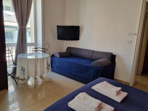 莱切H Central Lecce的客厅配有蓝色的沙发和桌子