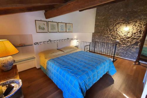 佩斯卡利亚Il Cantuccio 2的一间卧室设有一张床和石墙