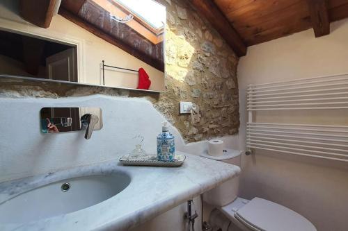 佩斯卡利亚Il Cantuccio 2的一间带水槽和卫生间的浴室