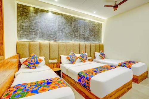 孟买Wind Flower Hotel New Aadya International Near International Airport的一间设有两张床的房间