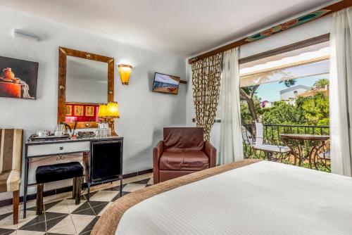 福恩吉罗拉Boutique Hotel Las Islas的一间卧室配有一张床、一张桌子和一把椅子