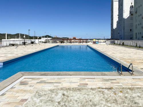 拉古纳Resid. Clube Mar Grosso - Laguna的大楼顶部的大型游泳池