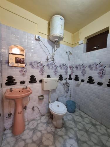 戴尔豪斯Forest Vibes kalatop Rooms Restaurant的一间带卫生间和水槽的浴室