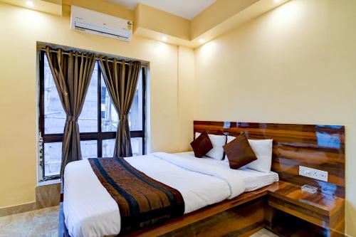 kolkataEco Corporate Inn 2 Rajarhat的一间卧室设有一张床和一个窗口