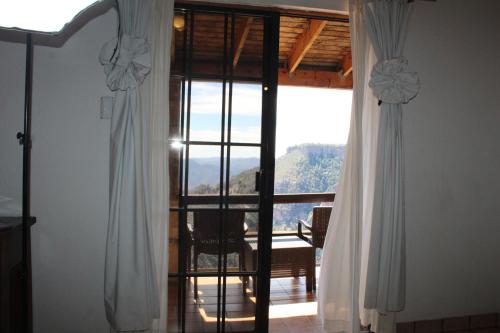 埃尔迪维萨德罗迪维萨德罗巴兰卡斯酒店的客房享有带窗户的客房的景致。