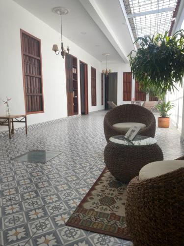 帕尔米拉Hotel Boutique Iyarí的大堂设有两把椅子、一张桌子和地毯