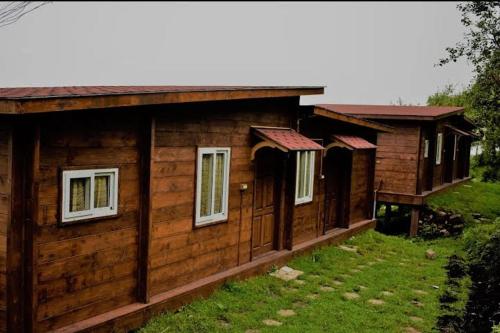 科代卡纳尔achu's homestay的草场上带窗户的木屋