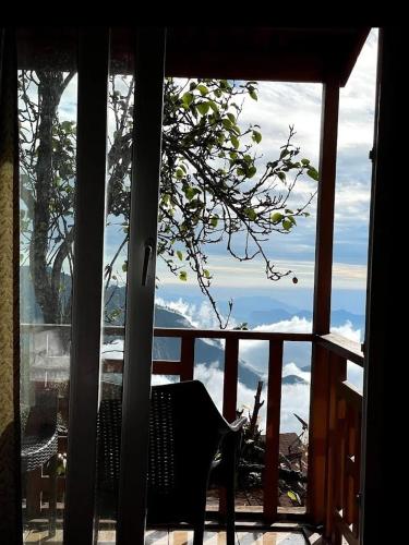 科代卡纳尔achu's homestay的阳台配有椅子,享有海景