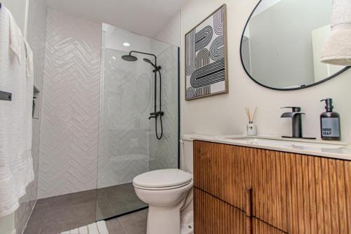 金斯敦Luxury DreamCondo Bromptons的带淋浴、卫生间和盥洗盆的浴室