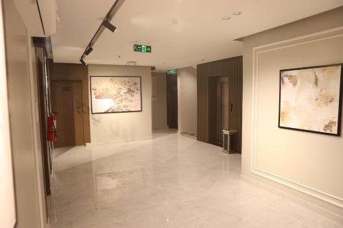 阿尔阿尔لؤلؤ بارك للشقق المخدومة的墙上挂有绘画的艺术画廊走廊