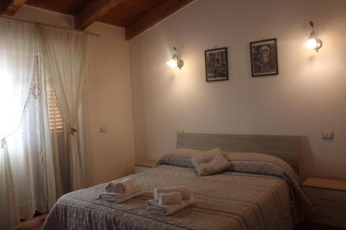 阿杰罗拉Bed & Breakfast Il Sentiero的一间卧室配有一张床,上面有两条毛巾
