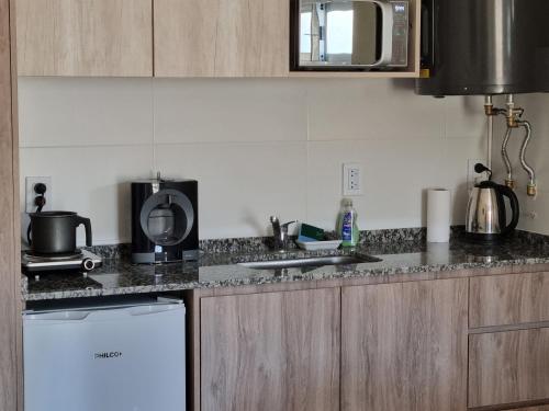 埃斯佩兰萨Velvet Apart的厨房配有水槽和炉灶 顶部烤箱