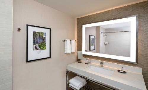 西雅图Sheraton Grand Seattle的一间带水槽和镜子的浴室