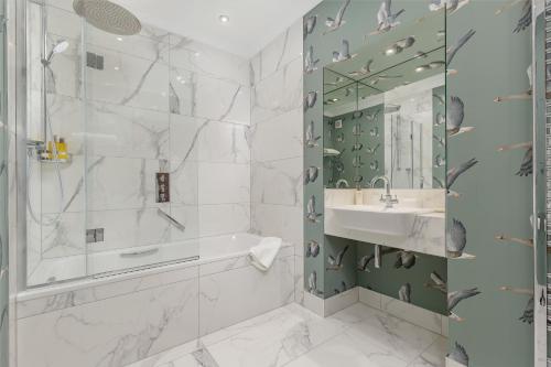 布莱尔高里金洛克之家酒店的带浴缸和盥洗盆的浴室