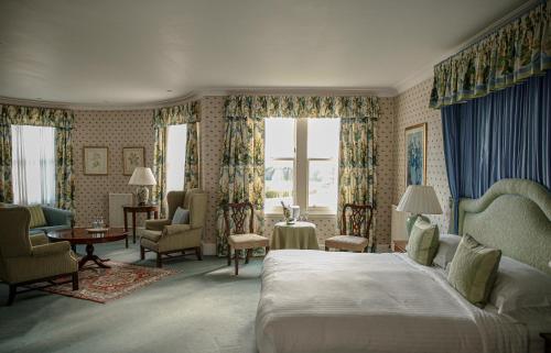 布莱尔高里金洛克之家酒店的一间卧室设有一张床和一间客厅。