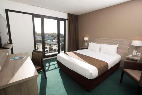 圣保罗莱达Brit Hotel du Lac的酒店客房设有床和窗户。