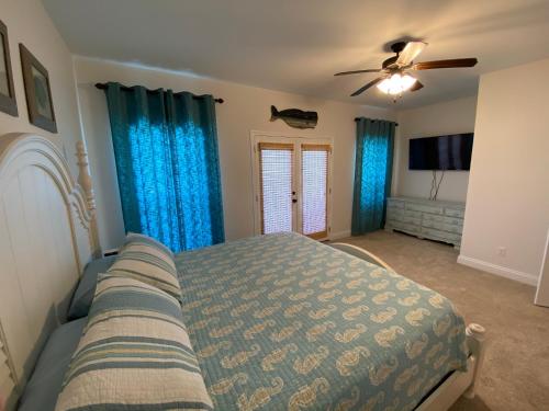 格尔夫海岸A Beach Life 1B的一间卧室配有一张床和吊扇