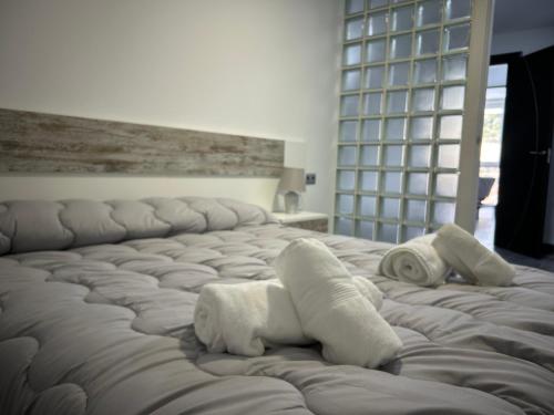 卡拉德莫尔Apartamento Verdial 2的一间卧室配有两张带毛巾的床