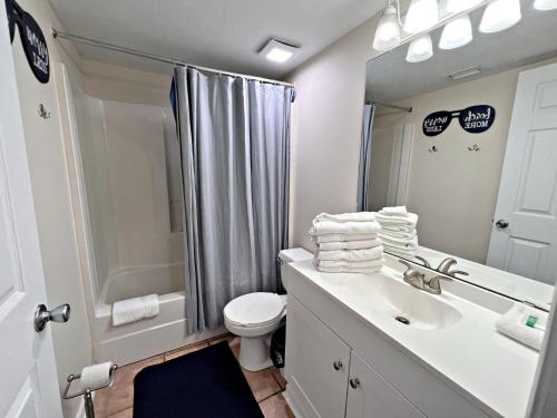 格尔夫海岸Seacrest 807的一间带水槽、卫生间和淋浴的浴室