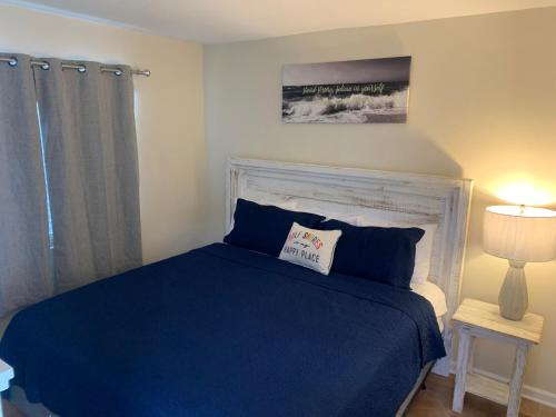 格尔夫海岸Seacrest 807的一间卧室配有一张蓝色的床,上面有枕头