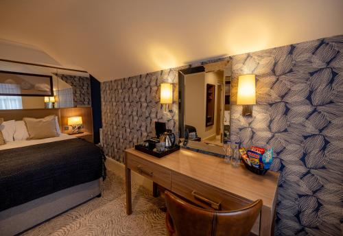 拉格斯布里斯班房屋酒店的一间卧室配有一张床和一张带镜子的书桌
