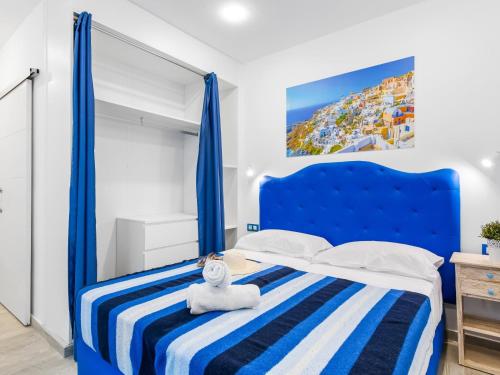 阿布里斯OKEANOS Eco Guest House的一间卧室配有一张蓝色的床,上面有泰迪熊