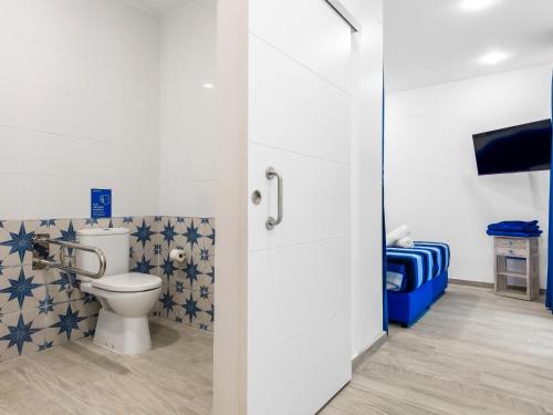 阿布里斯OKEANOS Eco Guest House的浴室设有卫生间,铺有蓝色和白色瓷砖。