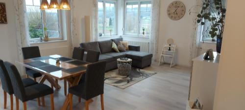 TieschenFerienhaus Alegria的客厅配有沙发和桌子