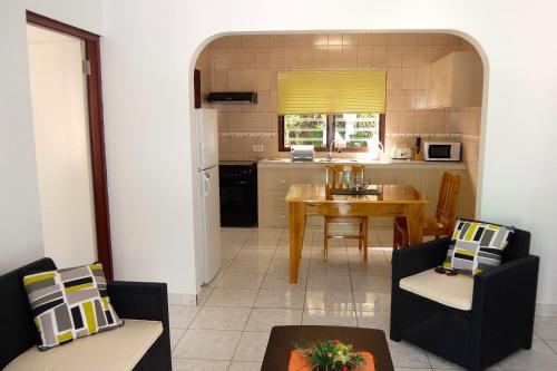 普拉兰罗氏科尔兰公寓的厨房以及带桌椅的起居室。