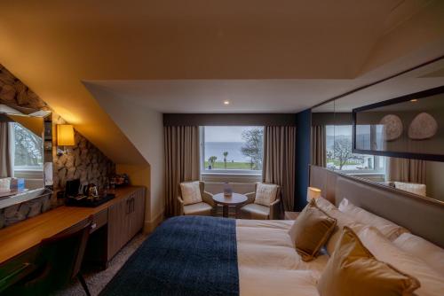 拉格斯布里斯班房屋酒店的酒店客房设有一张大床和一张桌子。