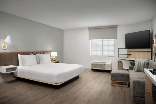 伯明翰TownePlace Suites by Marriott Birmingham South的酒店客房,配有床和沙发