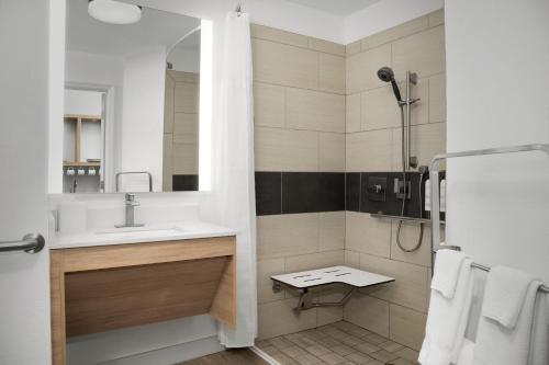 伯明翰TownePlace Suites by Marriott Birmingham South的一间带水槽和淋浴的浴室