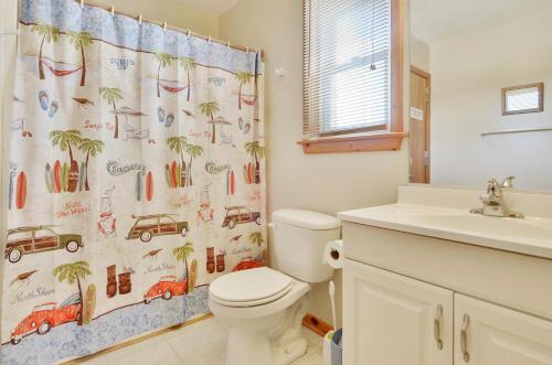 科罗拉OS545B- LIFE'S A BEACH的浴室设有淋浴帘、卫生间和水槽