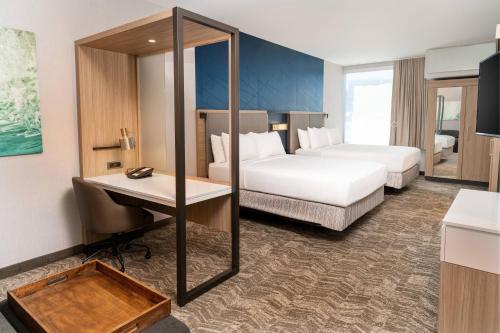 森林湖SpringHill Suites by Marriott Irvine Lake Forest的酒店客房配有两张床和一张书桌