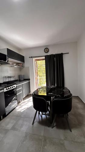 科尔多瓦Apartamento poeta lugones的一间厨房,里面配有桌椅