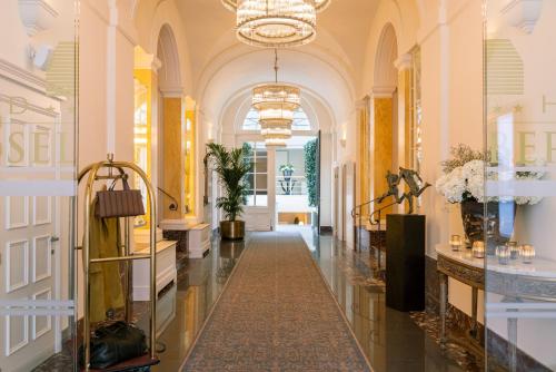 布鲁日Grand Hotel Casselbergh的走廊上商店的走廊