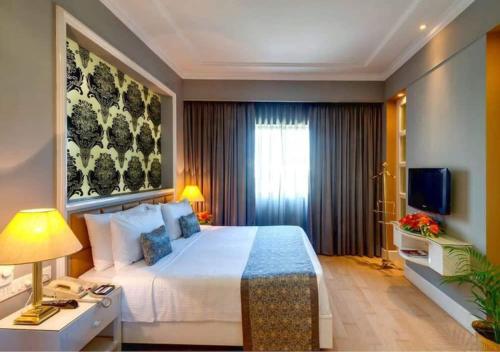 新德里Hotel Seven Inn (R S Gorup Near Delhi Airport)的酒店客房设有一张大床和一台电视。
