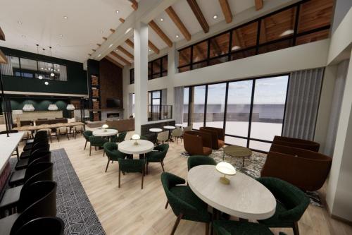 埃文SpringHill Suites by Marriott Avon Vail Valley的餐厅设有桌椅和窗户。