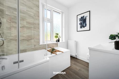 EtruriaNEW Stanley House - Stunning 2 Bedroom House的白色的浴室设有浴缸和窗户。