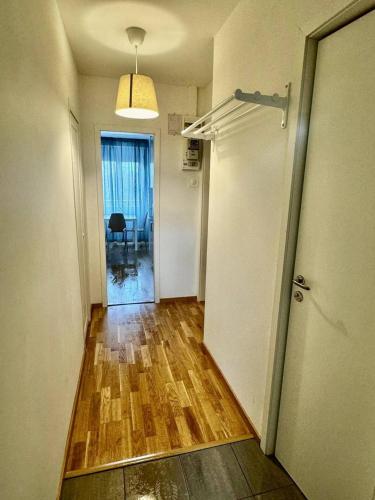 哥德堡Cozy And Central Apartment的一间空房间,走廊上设有门,铺有木地板