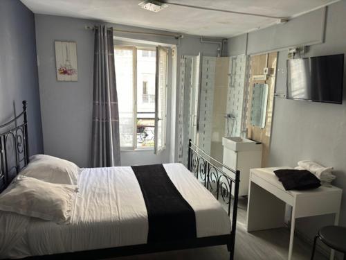 巴黎HOTEL DU CHATEAU的一间卧室设有一张床和一个窗口