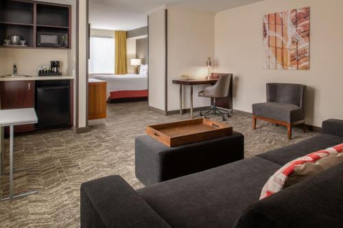 波特兰波特兰机场春季山丘套房酒店的酒店客房带沙发以及一间卧室