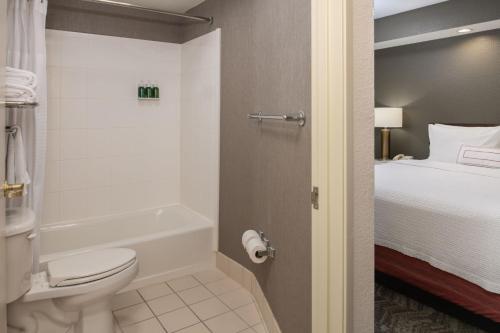 波特兰波特兰机场春季山丘套房酒店的一间带卫生间、床和浴缸的浴室