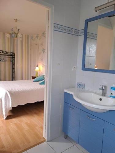 ArdevonB&B La Rive - Le Mont Saint Michel的浴室设有床、水槽和镜子