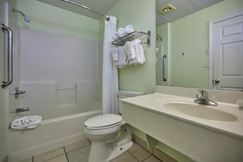 巴拿马城海滩Palmetto Beachfront Hotel, a By The Sea Resort的浴室配有卫生间、盥洗盆和淋浴。